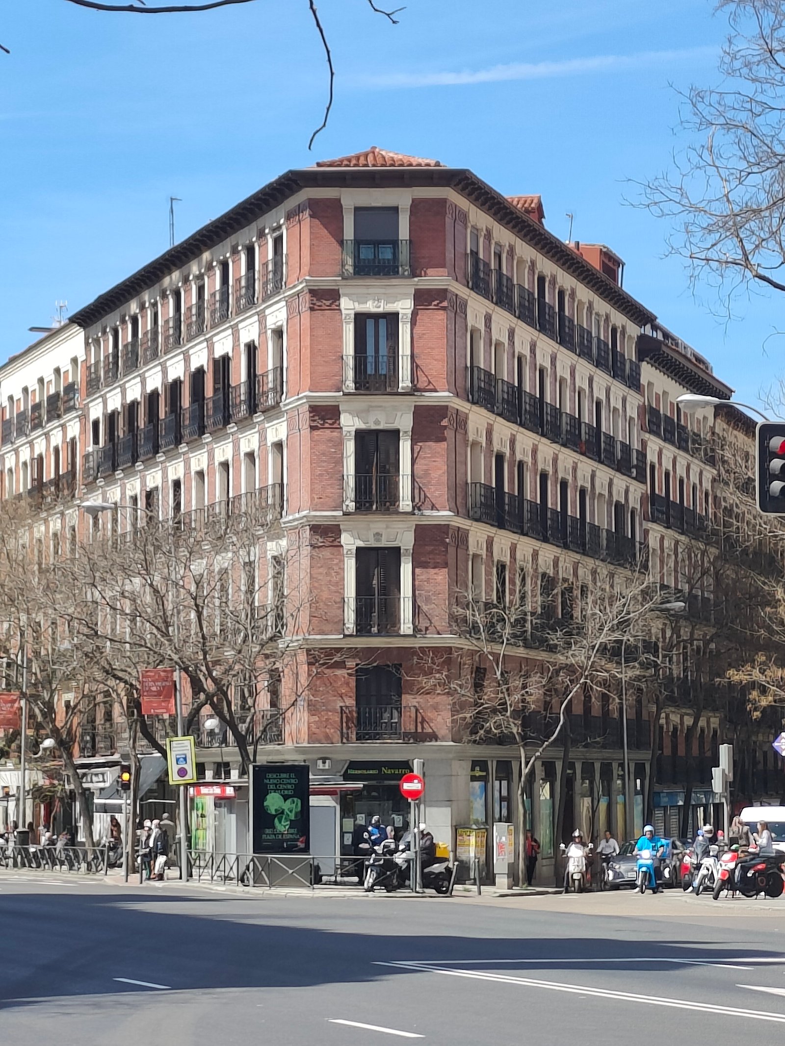 Fachada de la Residencia Santa Gema en la calle Alcalá