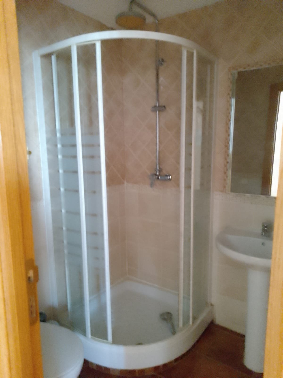 Ducha de uno de los baños de la Residencia Santa Gema